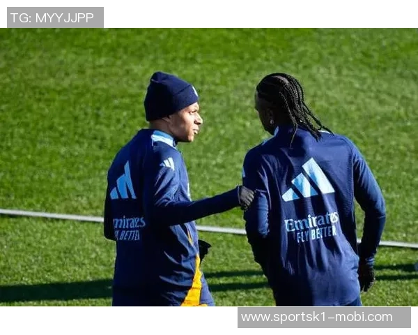 皇马举行圣诞公开训练姆巴佩与球迷亲密互动签名合影