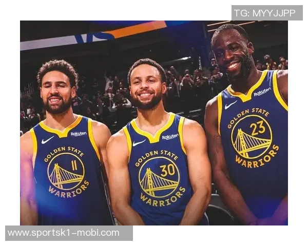 老队友重聚李凯尔赛后与库里追梦小佩顿温情互动展现深厚情谊